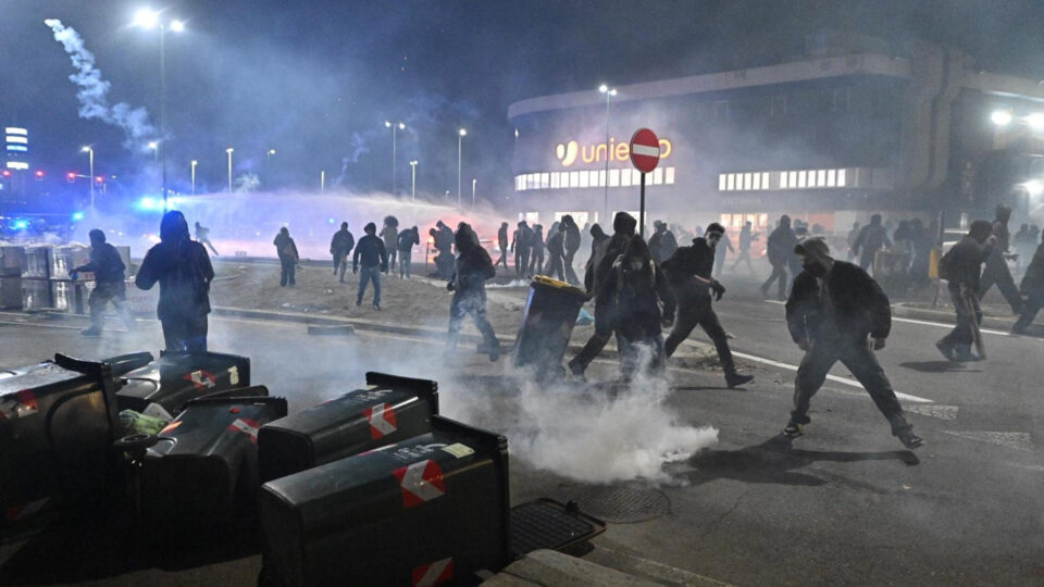Protestos na Itália têm confrontos com a polícia e centenas levados a delegacias