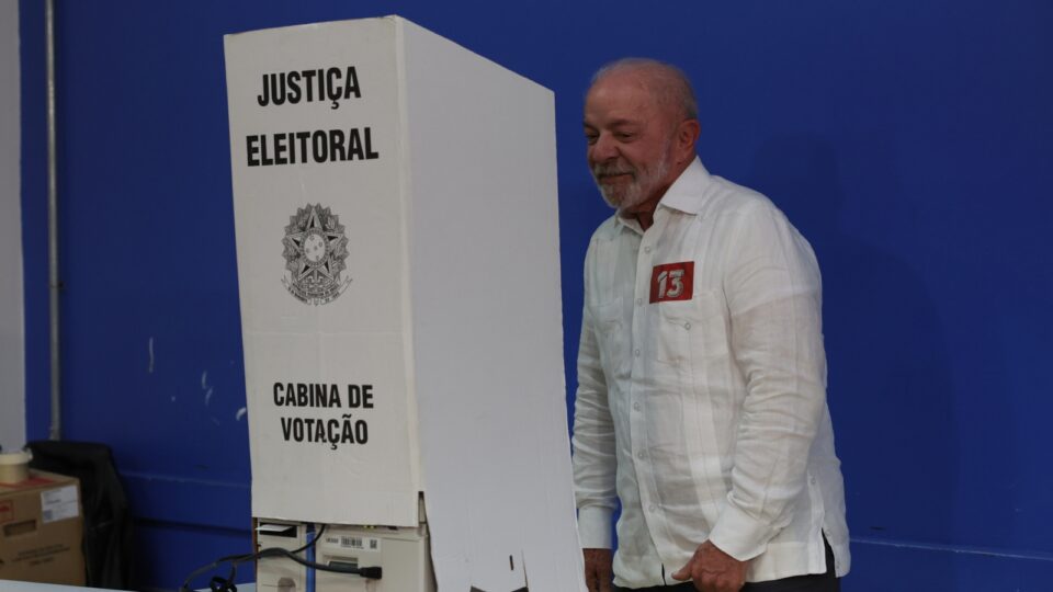 Lula vota em SP e retoma ataques a Flávio Bolsonaro