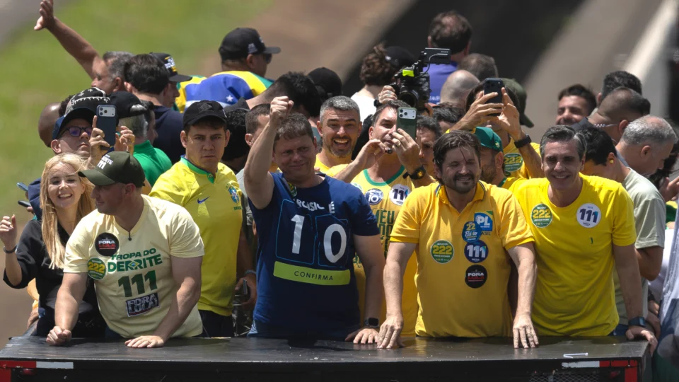 Tarcísio de Freitas durante campanha no interior de São Paulo.