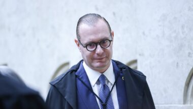 Ministro Cristiano Zanin estendeu, numa decisão monocrática, o horário de votação em todo o Brasil, até as 19h deste domingo (25), no segundo turno — prorrogação da votação não chegou a tempo para todas as seções Brasil afora.