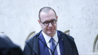 Ministro Cristiano Zanin estendeu, numa decisão monocrática, o horário de votação em todo o Brasil, até as 19h deste domingo (25), no segundo turno — prorrogação da votação não chegou a tempo para todas as seções Brasil afora.