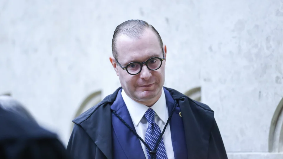 Ministro Cristiano Zanin estendeu, numa decisão monocrática, o horário de votação em todo o Brasil, até as 19h deste domingo (25), no segundo turno — prorrogação da votação não chegou a tempo para todas as seções Brasil afora.
