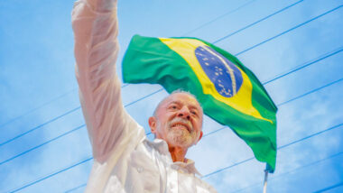 Com o feito inédito de conquistar quarto mandato após virar a votação do primeiro turno 2026, Lula consolida-se como a figura mais longeva e influente da política nacional desde a redemocratização.