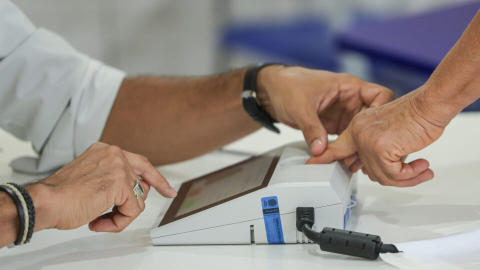 Votos no exterior: veja resultados do 2º turno entre Lula e Flávio Bolsonaro fora do Brasil