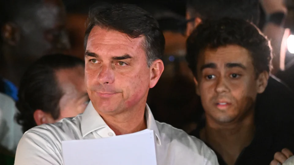 Flávio Bolsonaro (PL) anunciou que contestará resultado da eleição presidencial.