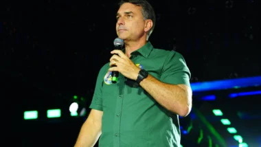 Com 99,9% das urnas apuradas, Flávio Bolsonaro recebe 62,6% dos votos no Paraná, contra 37,4% de Lula.