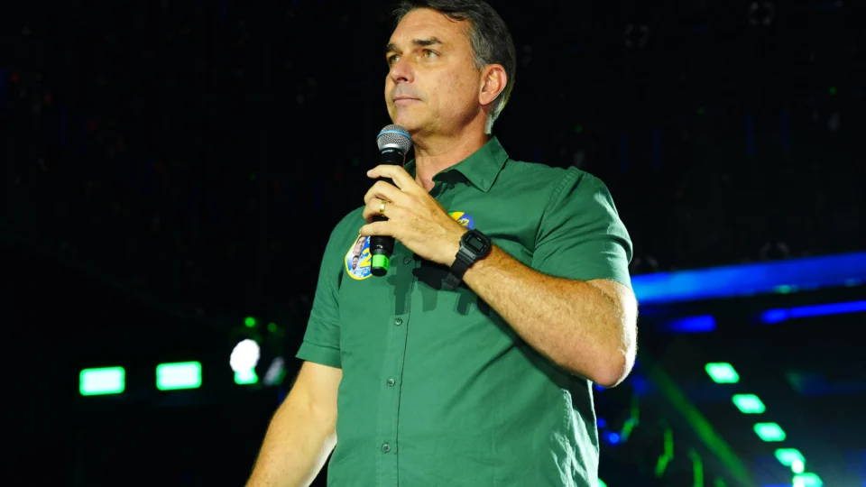 Com 99,9% das urnas apuradas, Flávio Bolsonaro recebe 62,6% dos votos no Paraná, contra 37,4% de Lula.