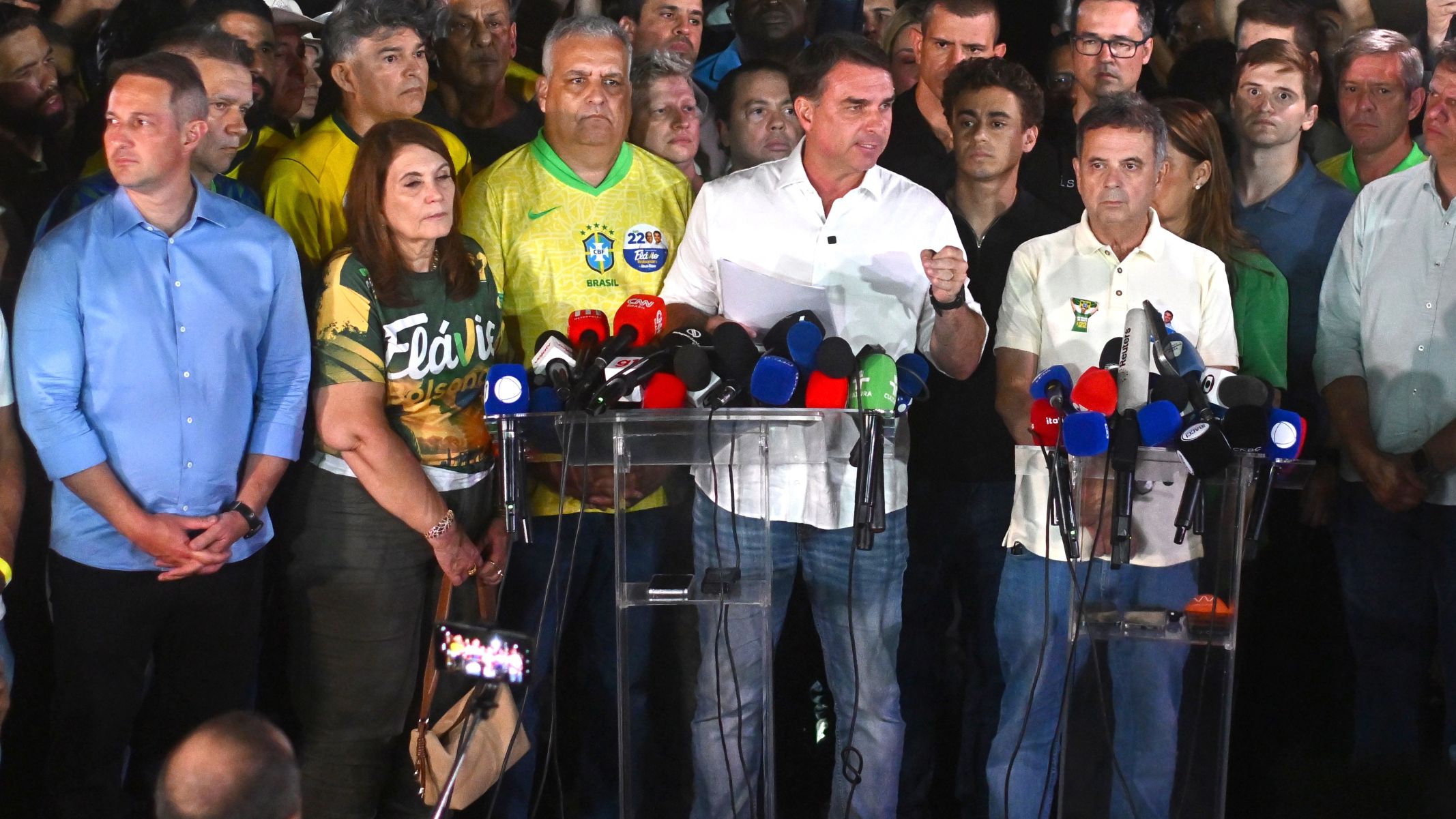 Flávio Bolsonaro diz que não reconhece resultado e vai pedir anulação da eleição