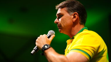 Flávio Bolsonaro soma 702 mil votos em Curitiba e termina o segundo turno com 62,29% dos votos válidos.