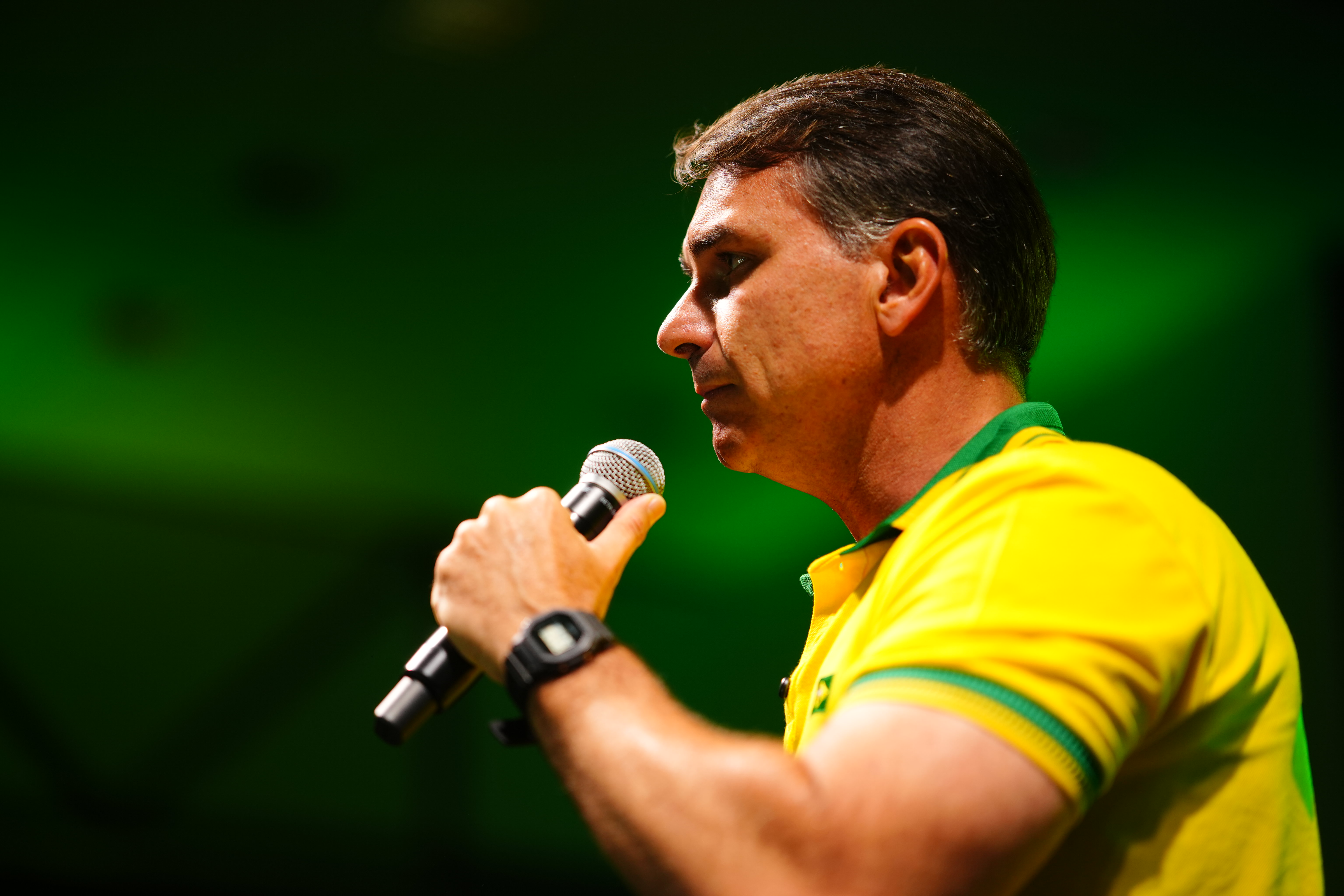 Flávio Bolsonaro é alvo de medidas judiciais e juristas apontam perseguição política