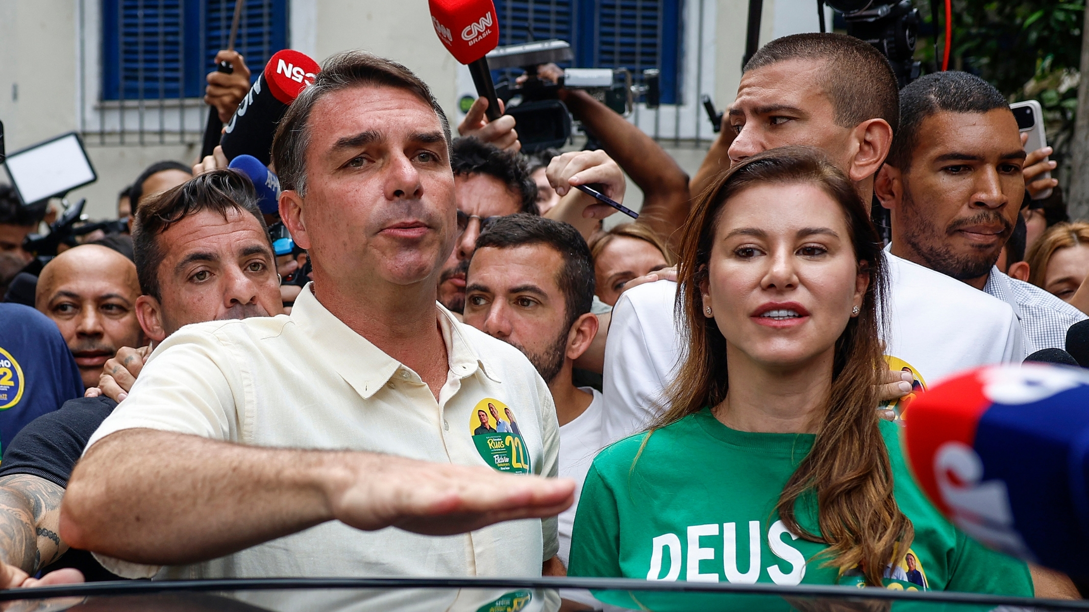 Justiça proíbe jornalista de abordar funcionários da escola de filha de Flávio Bolsonaro