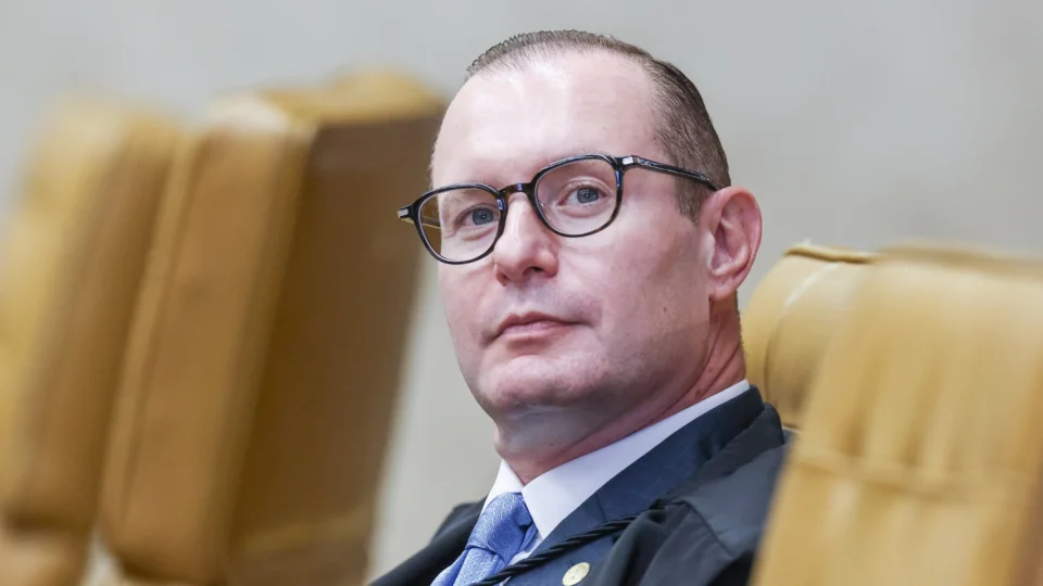 Ex-advogado pessoal de Lula, Zanin mandou prorrogar votação após o fechamento de algumas urnas. A decisão gerou questionamentos e Flávio não reconheceu o resultado.