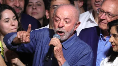 Lula durante o discurso da vitória: o petista festejou a “derrota da mentira”, mas continuou contando as lorotas de sempre