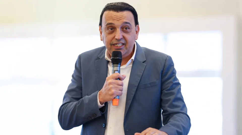 Felicio Ramuth reconhece a vitória de Lula e questiona críticas à prorrogação do horário de votação.