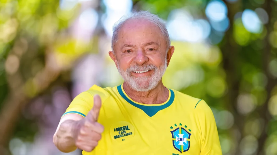 Lula aderiu à campanha pelo uso do verde e amarelo, incentivada por Janones nas redes sociais.