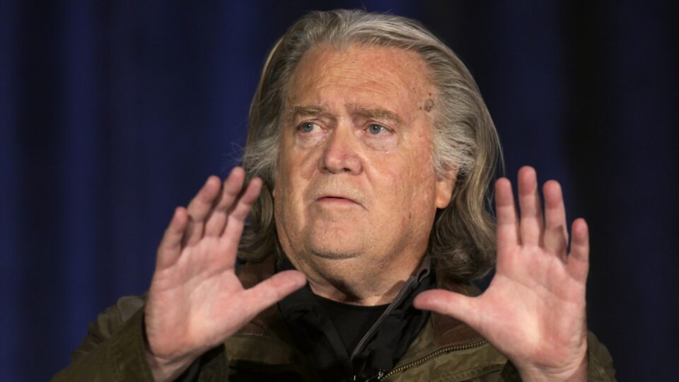 Bannon chama reeleição de Lula de “roubo” e pede para Trump cortar relações e comércio com Brasil
