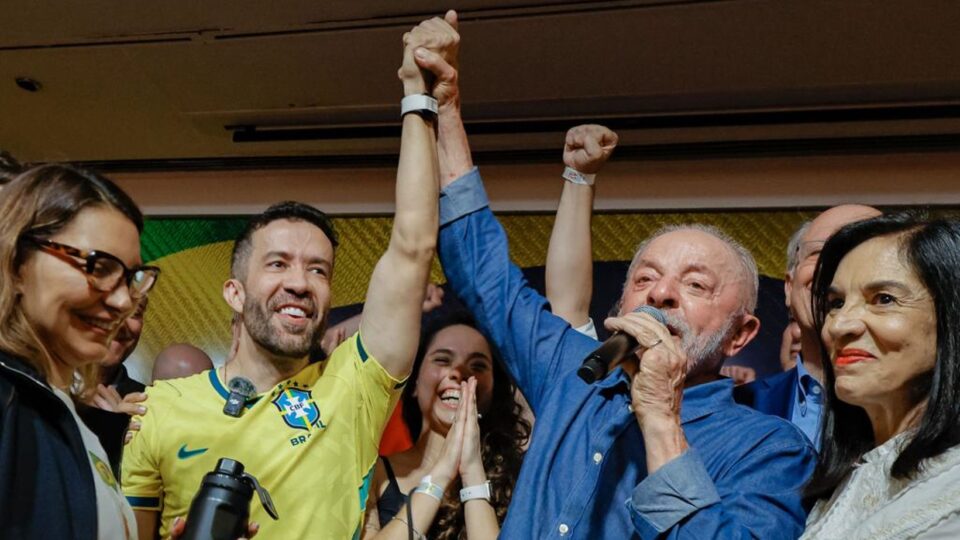 Gleisi e Janones inflam militância para manter mobilização contra adversários de Lula