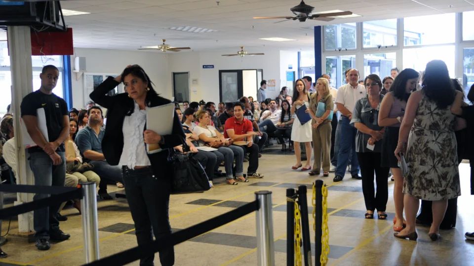 Solicitantes aguardam atendimento em unidade consular dos Estados Unidos no Brasil; nova regra limita a três alterações no agendamento do visto americano.
