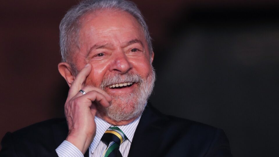 Vitória de Lula provoca tombo histórico na Bolsa, faz o dólar disparar e pressiona os juros