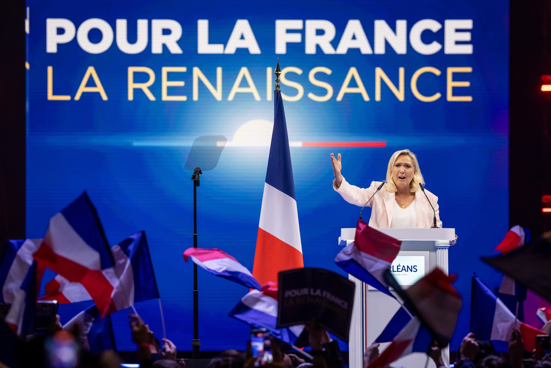 Le Pen lança campanha presidencial na França e promete restaurar a ordem após onda de violência