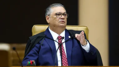 Ministro acolheu argumentos do PT e Renan Santos e incluiu plataformas em novo inquérito.