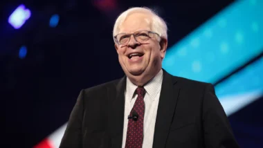 Dennis Prager, em foto d 2021: retorno depois de acidente doméstico.