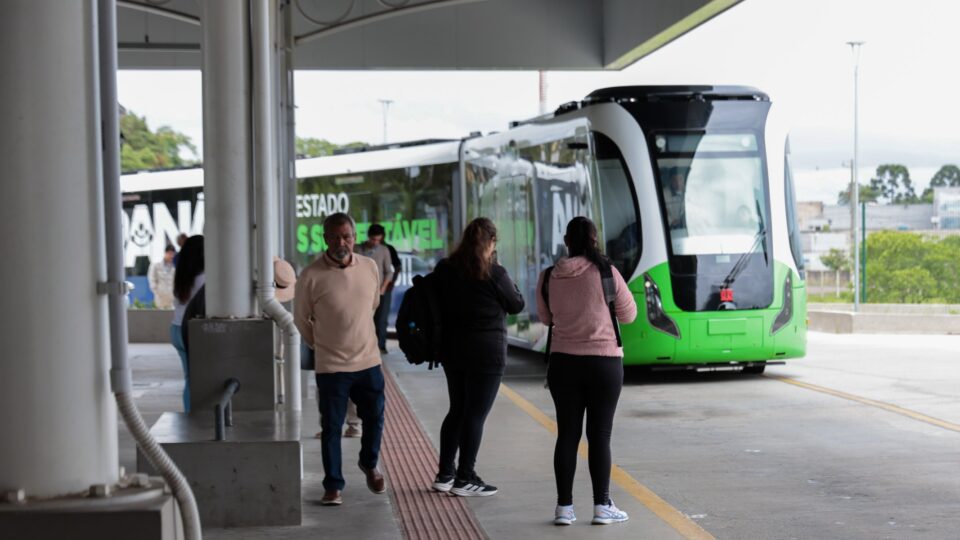 Bonde sem trilhos sai de circulação na região de Curitiba após período de testes