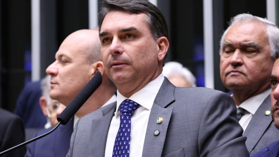 PT pede prisão preventiva de Flávio Bolsonaro e inclusão na difusão vermelha da Interpol