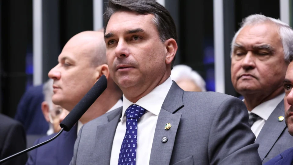 PT pede prisão preventiva de Flávio Bolsonaro