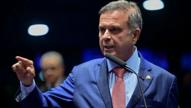 Rogério Marinho cita surpresa com viagem de Flávio e questiona medidas de Moraes