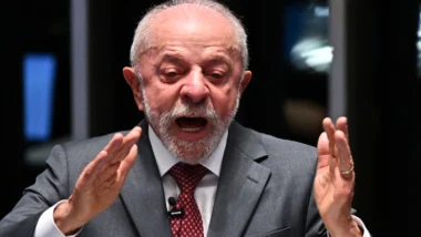 Lula chama viagem de Flávio de “vergonhosa” e lembra própria prisão na Lava Jato
