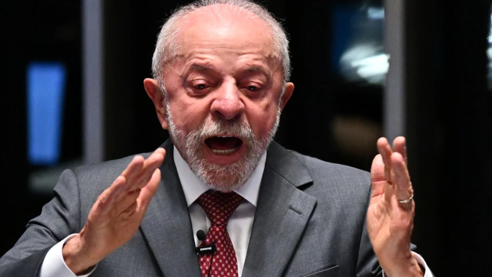 Lula chama viagem de Flávio de “vergonhosa” e lembra própria prisão na Lava Jato