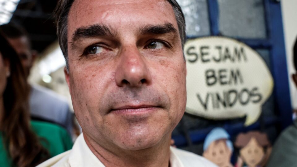 O que se sabe sobre a saída de Flávio Bolsonaro do Brasil após ordem de Moraes