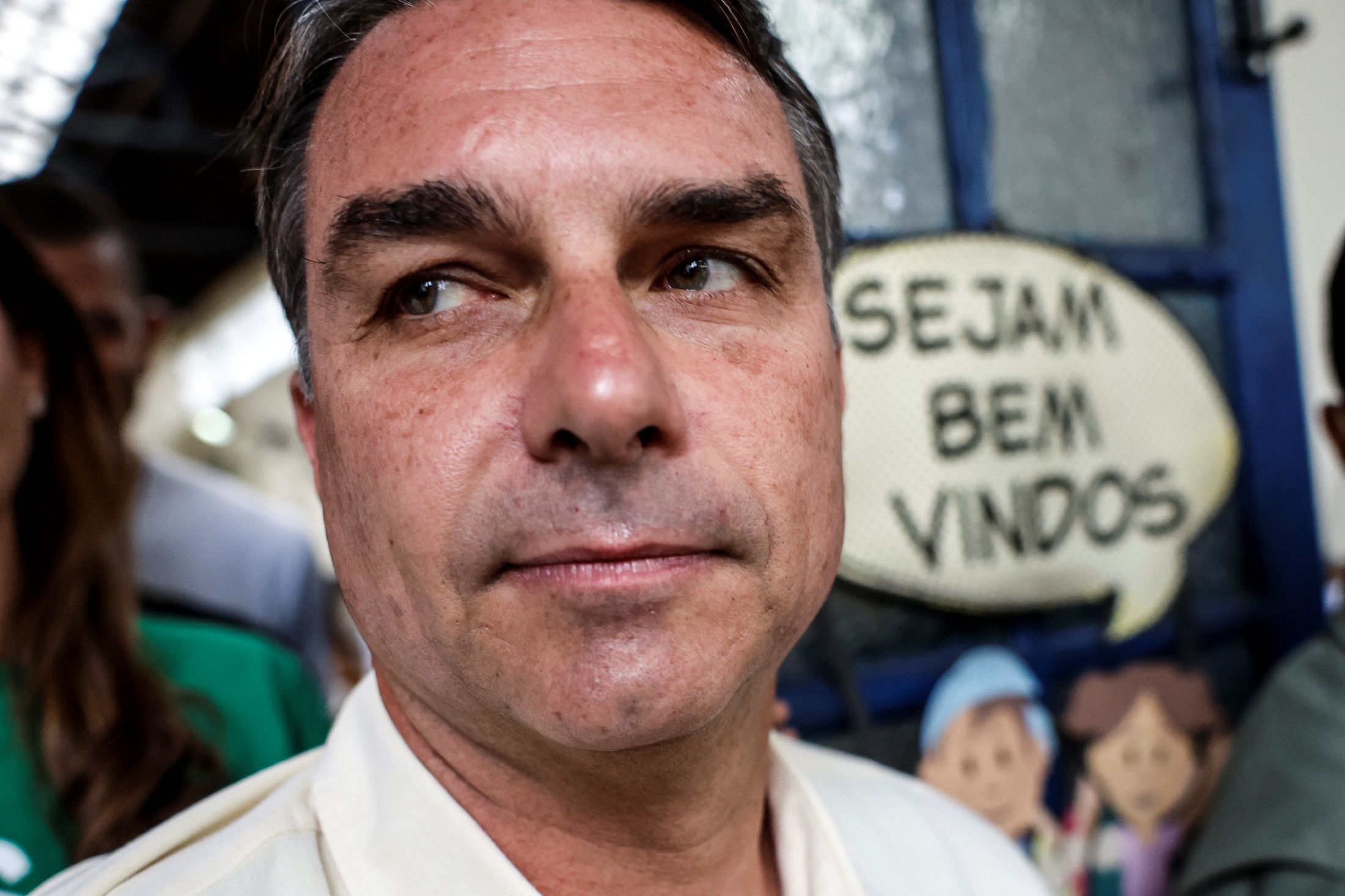 O que se sabe sobre a saída de Flávio Bolsonaro do Brasil após ordem de Moraes