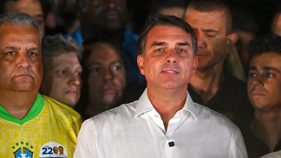 Argentina confirma que Flávio passou pelo país; senador segue para Miami