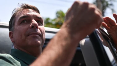 Senador deixou o país rumo a Miami após ordem de Moraes para reter todos os passaportes.