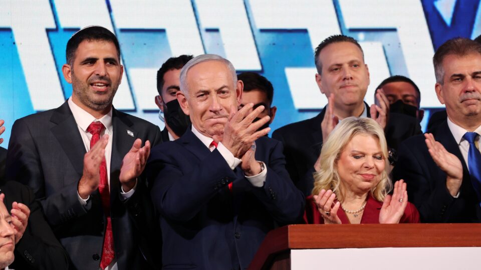 Netanyahu e oposição celebram resultados em Israel, mas impasse pode levar a nova eleição