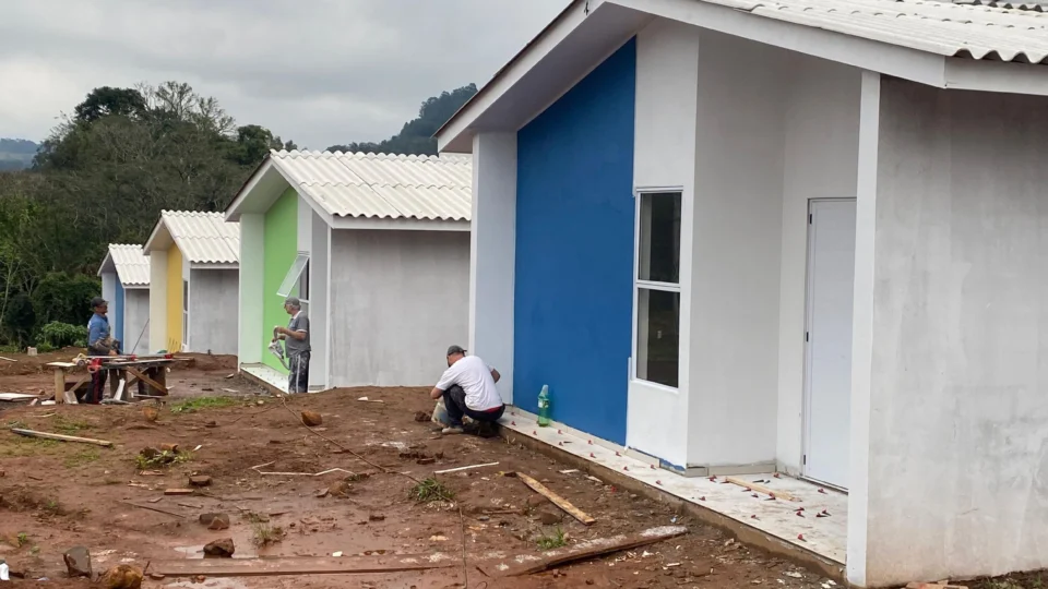 Casas em construção pelo programa Casa Catarina, destinado a famílias de baixa renda em Santa Catarina.