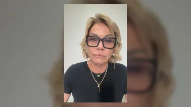 Rogéria Bolsonaro comentou privação do convívio com os netos e atribuiu partida a "perseguições injustas".