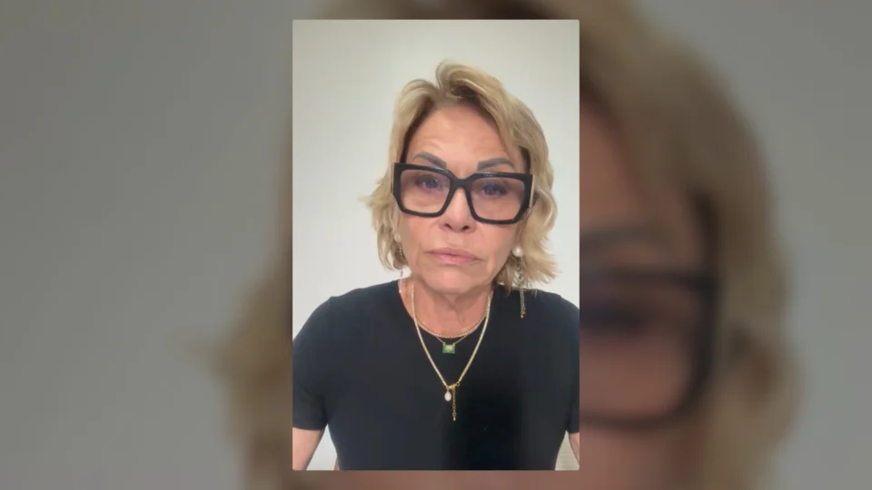 Rogéria Bolsonaro comentou privação do convívio com os netos e atribuiu partida a "perseguições injustas".