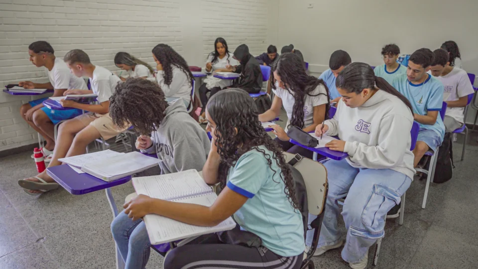 Estudantes se preparam em sala de aula para o Enem 2026, que terá 180 questões e uma redação.
