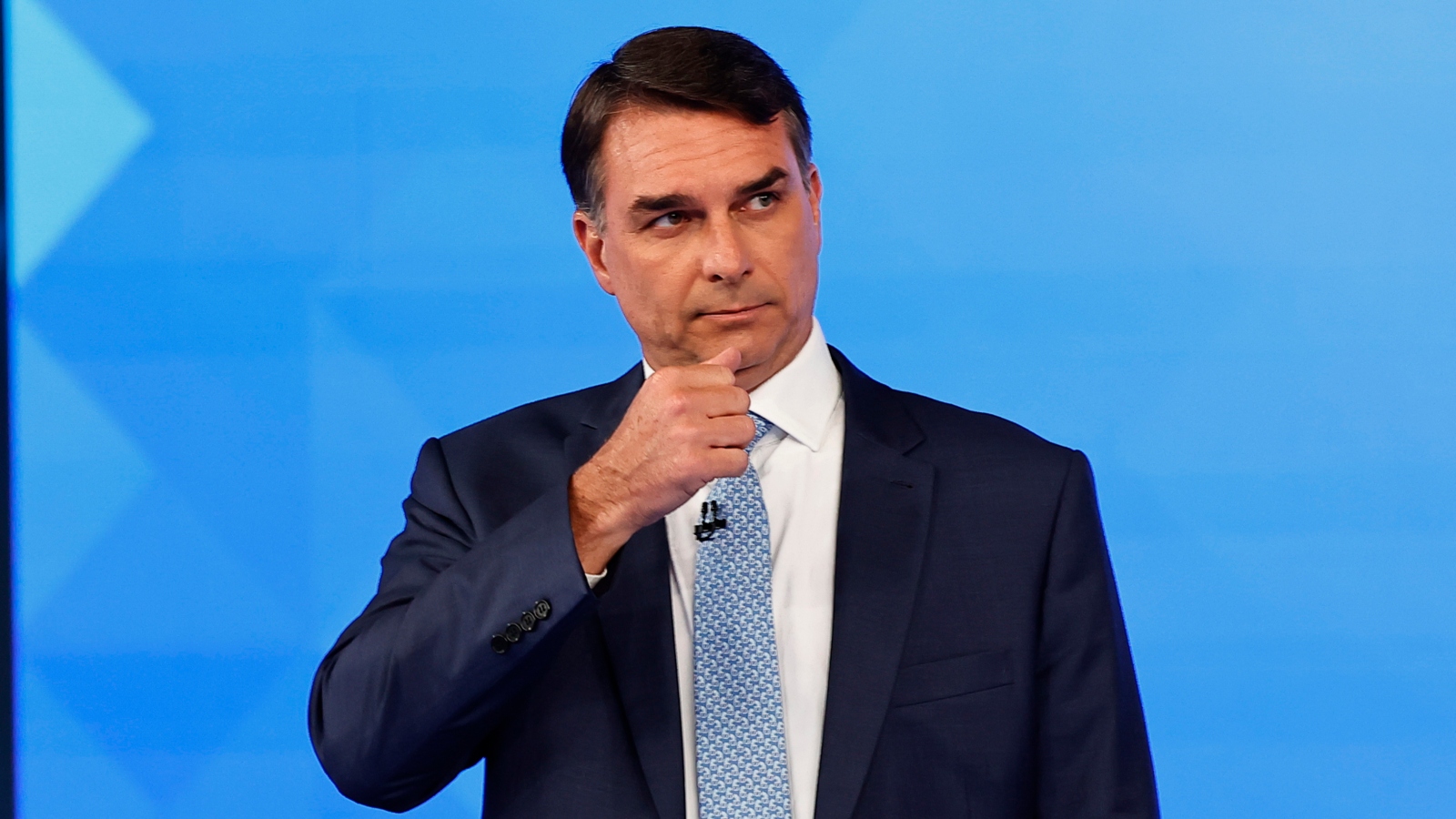 Flávio Bolsonaro embarca para os Estados Unidos com passaporte europeu