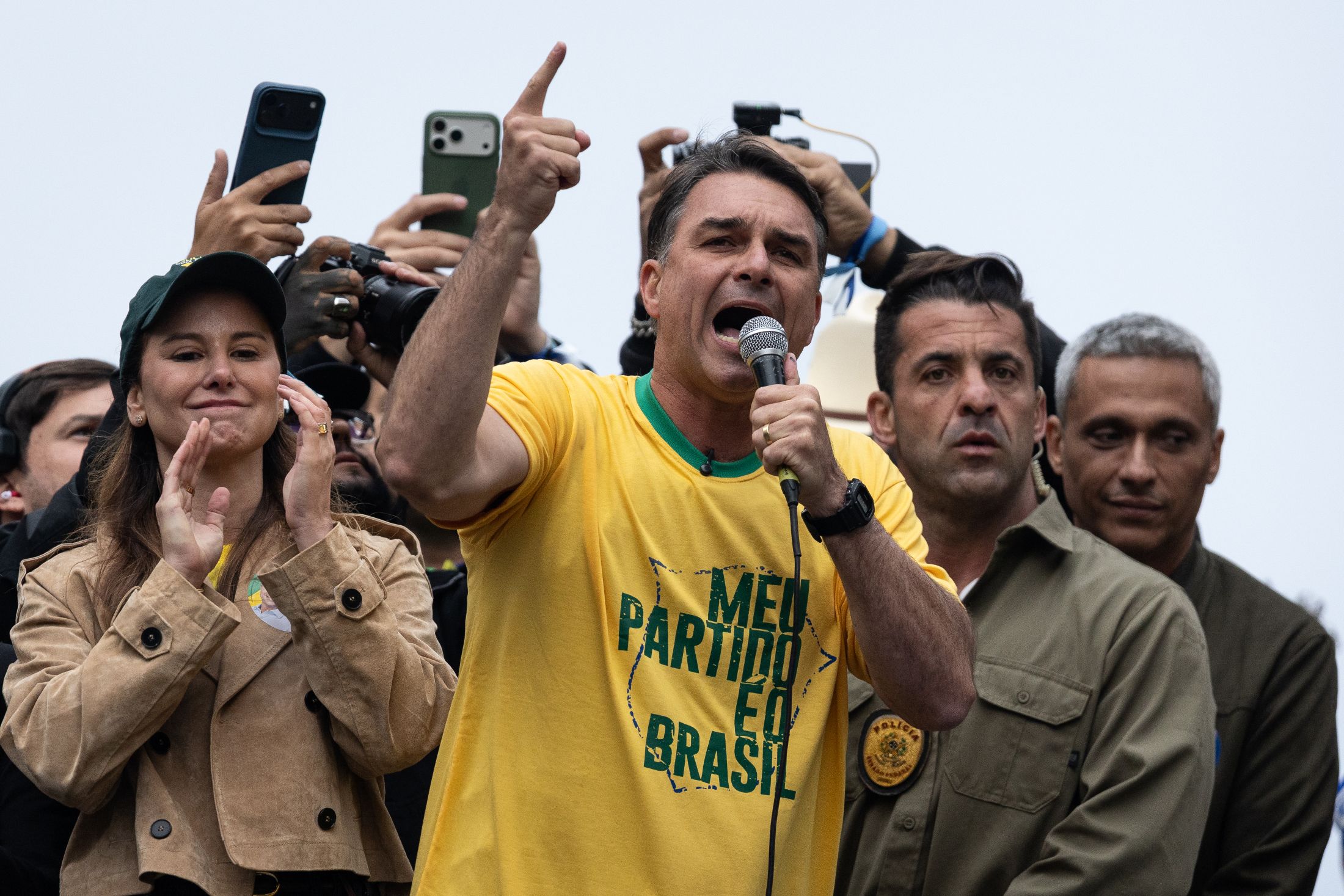 Nos EUA, Flávio Bolsonaro se declara verdadeiro presidente eleito e líder da oposição no Brasil