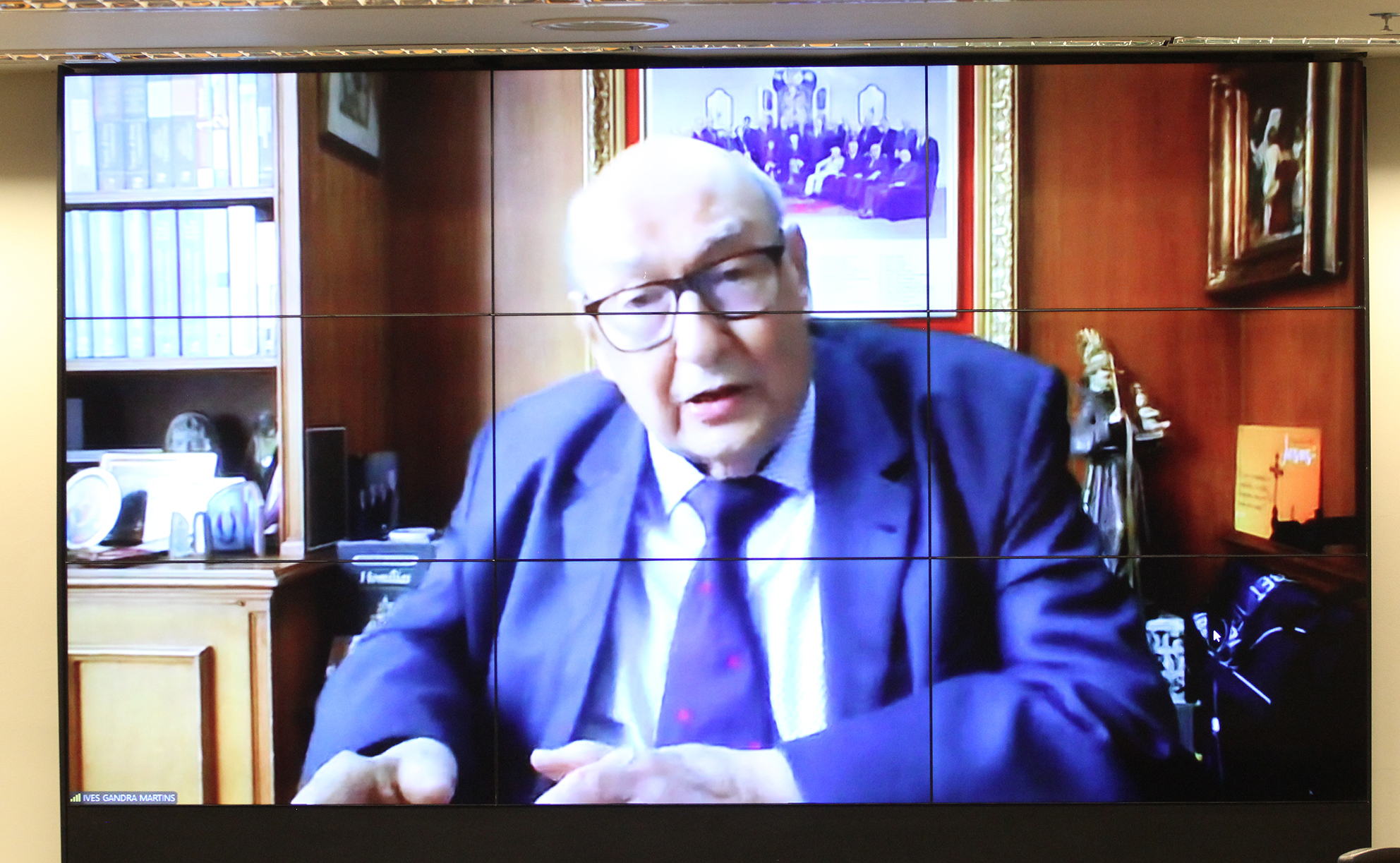Ives Gandra diz que Flávio errou ao se declarar presidente e critica interferência do STF