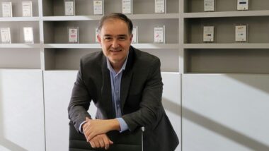 Homem de terno sentado em escritório