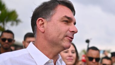 Flávio Bolsonaro se encontra com Eduardo e Ramagem nos EUA
