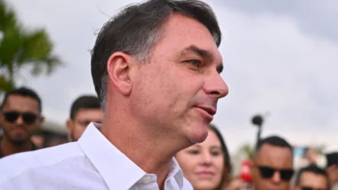 Flávio Bolsonaro se encontra com Eduardo e Ramagem nos EUA
