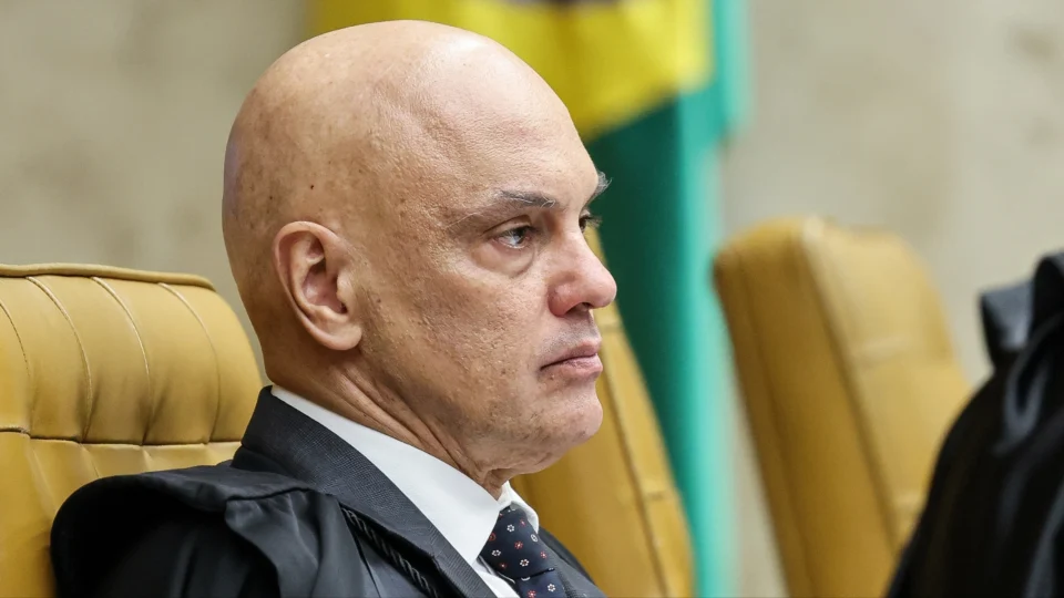 Perda de poder: Alexandre de Moraes, durante sessão de 22 de outubro no Supremo. O ministro tentou responder a movimento de Mendonça com seu instrumento mais controverso, mas decisão lhe custou a relatoria. 