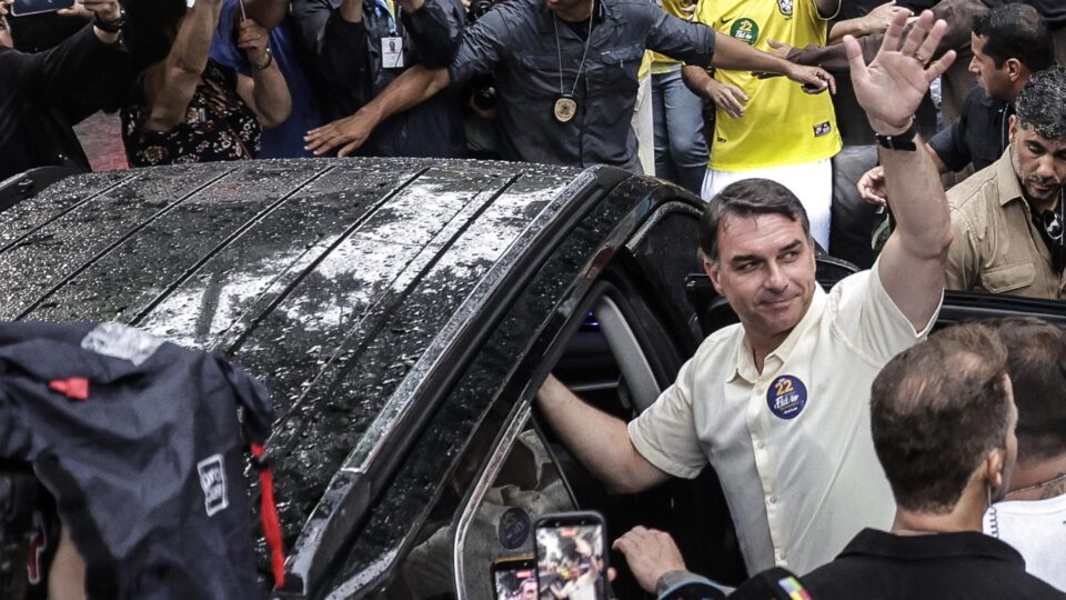 Jornal americano diz que Flávio é alvo de vingança e que Brasil ruma para a autocracia