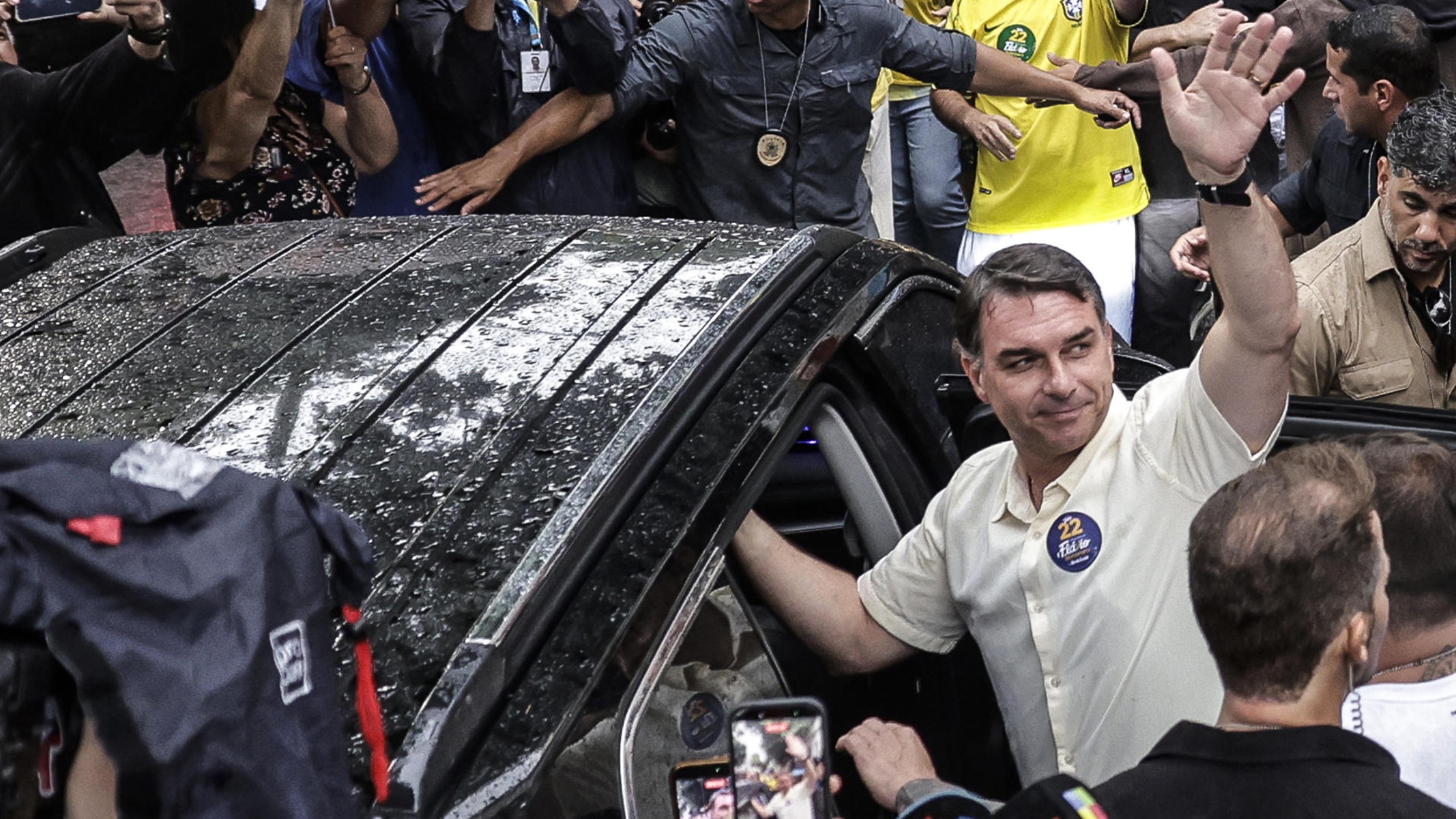 Jornal americano diz que Flávio é alvo de vingança e que Brasil ruma para a autocracia